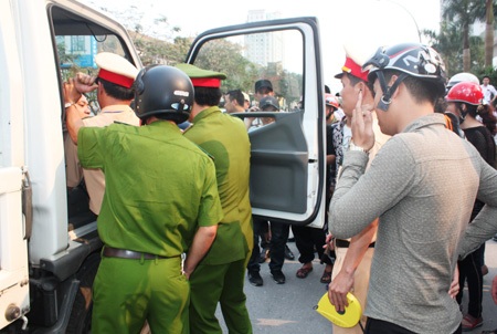 ...và đưa lái xe Sơn về trụ sở làm việc