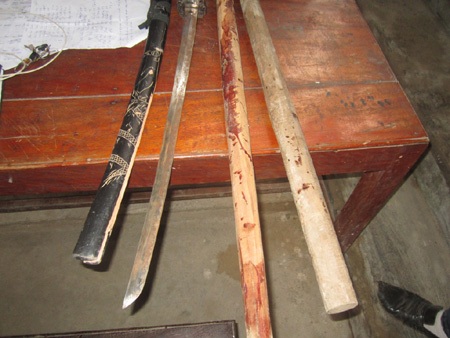 Hung khí mà hai nhóm thanh niên dùng để đánh nhau còn nguyên vết máu