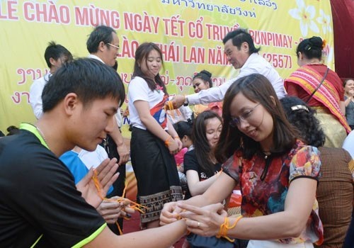 Nghi thức buộc chỉ tay mang ý nghĩa may mắn