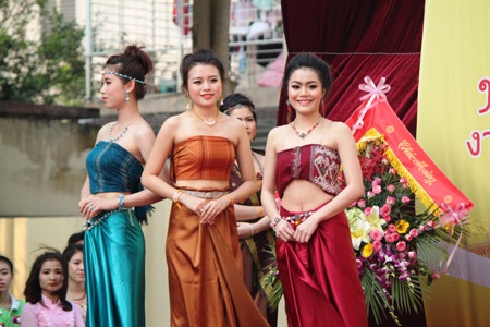 Lưu học sinh Lào, Thái Lan trong những bộ trang phục truyền thống