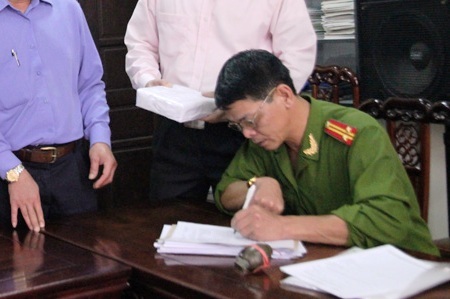 Cơ quan công an giám định tang vật 4 bánh heroin cùng quả lựu đạn mỏ vịt