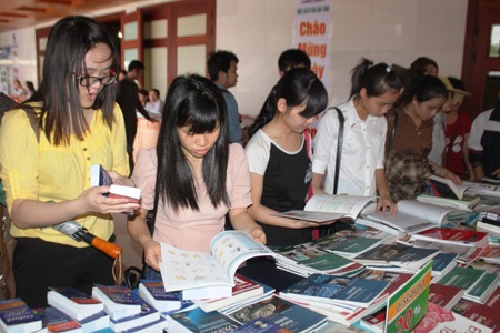 Đông đảo học sinh, sinh viên tham gia Ngày sách Việt Nam tại trường ĐH Vinh.