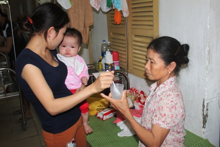 Cả gia đình cùng con chiến đấu với bệnh sởi