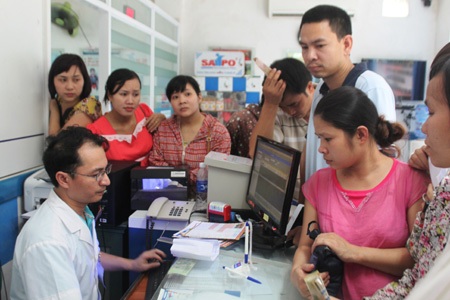 Phụ huynh đổ xô đến điểm tiêm phòng đăng ký tiêm vắc-xin sởi cho trẻ