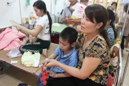 Cả gia đình cùng con chiến đấu với bệnh sởi