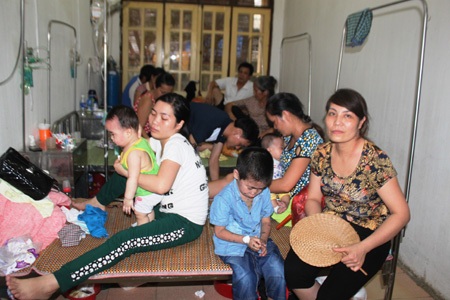 Bệnh nhi nhập viện do sởi tăng đột biến gây nên tình trạng quá tải