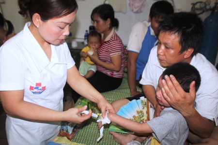 Nghệ An: Dịch sởi bùng phát mạnh, phụ huynh đổ xô đi tiêm phòng cho trẻ