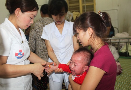 Các bậc phụ huynh lo lắng khi diễn biến bệnh sởi ngày càng phức tạp