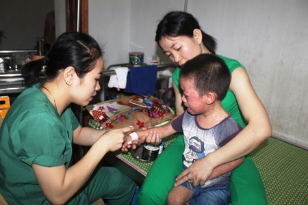 Các bậc phụ huynh lo lắng khi diễn biến bệnh sởi ngày càng phức tạp