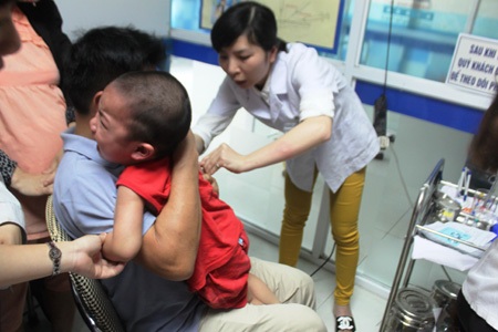 Các điểm tiêm phòng vắc-xin sởi cũng làm việc hết công suất 