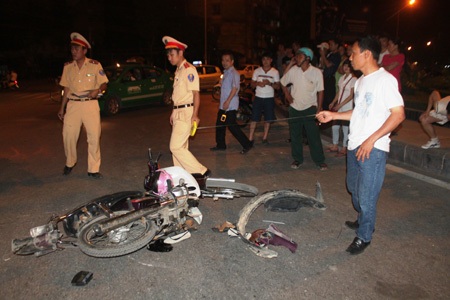 Chiếc xe máy của bố con anh Thuận vỡ nát sau vụ tai nạn