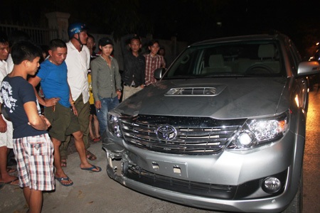 Chiếc xe điên chỉ dừng lại khi bị nổ lốp trước. Lái xe và những người trên xe đều có hơi men