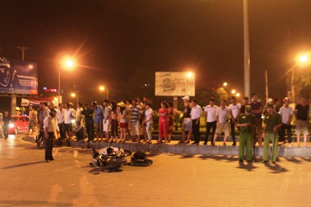 Nhiều người chứng kiến vụ tai nạn đều bức xúc trước hành vi của lái xe gây tai nạn rồi bỏ chạy