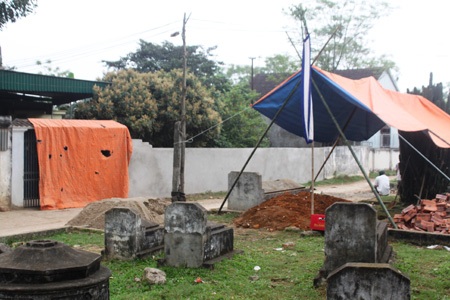 Việc chôn cất người chết tại nghĩa địa ngay trước cổng nhà ông Đàn 