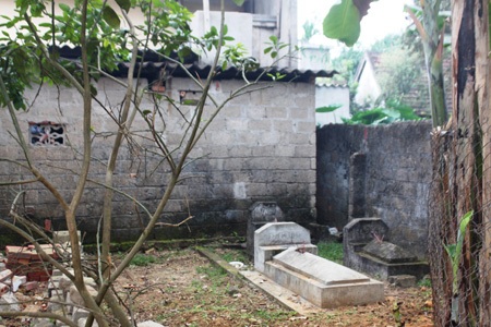 Những ngôi mộ nằm trong vườn nhà dân