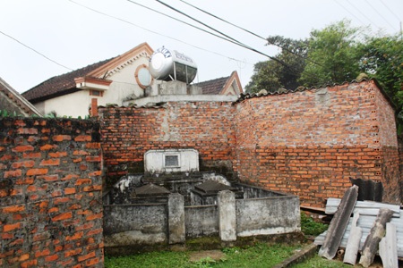 Những ngôi mộ nằm sát với giếng nước