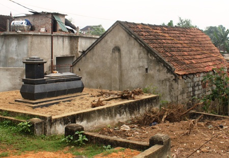 ...hoặc nằm cao hơn cả nhà người dân ở