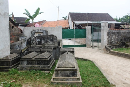 Ra ngõ gặp...mồ mả