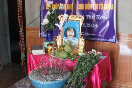 Bé Hoài bị chiếc xe máy kẹp 3 tông tử vong