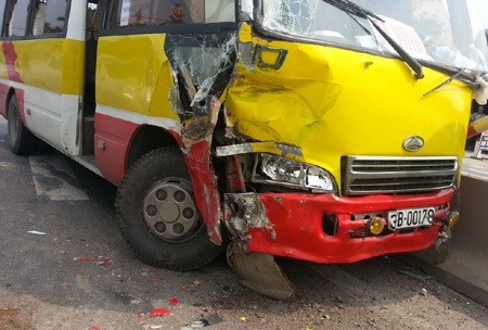 Chiếc xe khách bị hư hỏng nặng sau vụ tai nạn