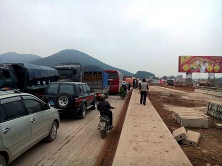 Hai ô tô tông nhau “vỡ đầu”, QL1 ách tắc kéo dài - 2 QL1 ách tắc kéo dài hơn 2 tiếng đồng hồ