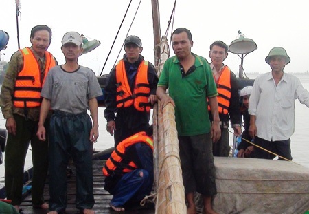 6 ngư dân được các cán bộ chiến sĩ Hải đội 2, BĐBP Nghệ An đưa vào bờ an toàn khi gặp nạn trên biển