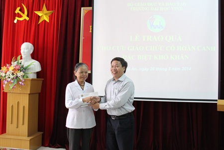 Hiệu trưởng Trường ĐH Vinh Đinh Xuân Khoa trao quà cho cựu giáo chức có hoàn cảnh khó khăn.