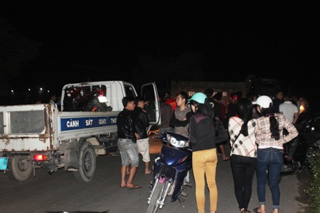 Lực lượng CSGT Công an TP Vinh khám nghiệm hiện trường, điều tra nguyên nhân vụ tai nạn