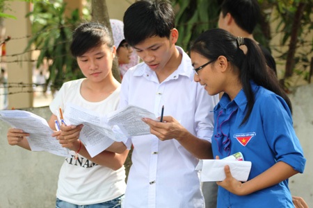 Học sinh tham dự kỳ thi tốt nghiệp THPT năm 2013 tại Nghệ An.