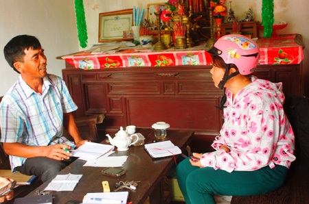 Gia đình các em học sinh đến đón con về