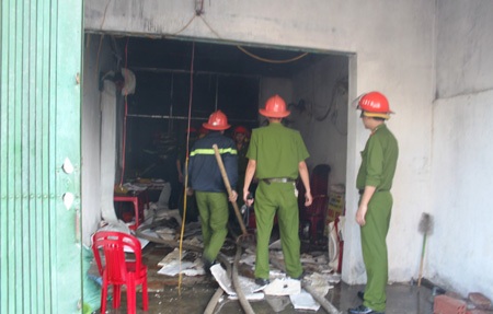 Cửa hàng sắp khai trương cháy tan hoang.