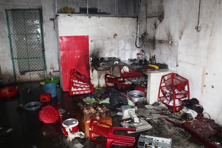 Cửa hàng sắp khai trương cháy tan hoang.