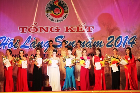 Các thí sinh tham dự cuộc thi Người đẹp Lễ hội làng Sen năm 2014 