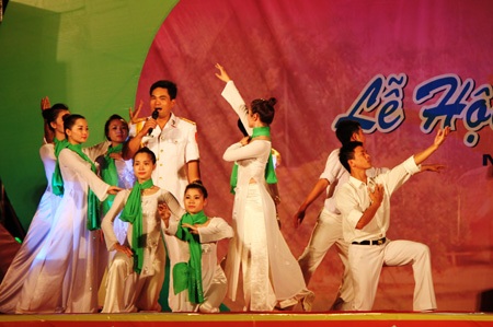 Nội dung các tiết mục trong liên hoan tiếng hát Làng Sen ca ngợi Đảng, Bác Hồ kính yêu...