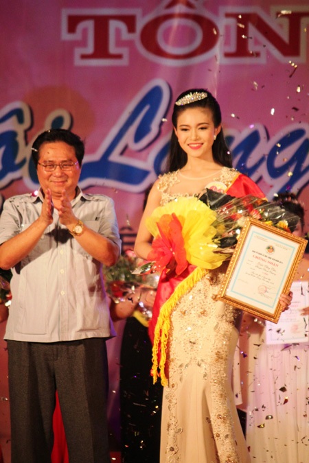Thí sinh Trần Thủy Tiên đến từ huyện Thanh Chương đã giành danh hiệu Người đẹp Làng Sen 2014