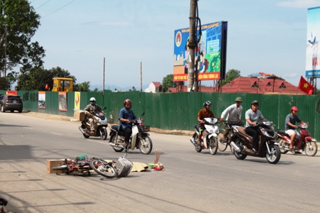 Hơn 1 ngày chưa xác định được danh tính cụ ông bị xe cán tử vong