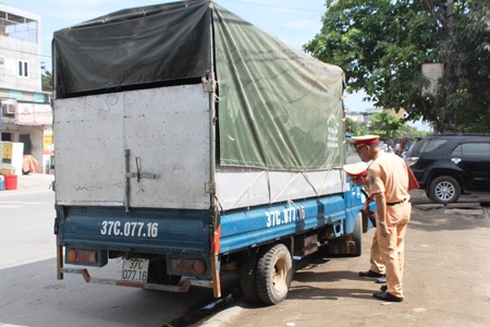 Lực lượng chức năng khám nghiệm chiếc xe gây tai nạn