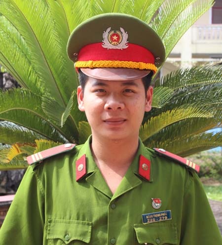 Khen thưởng thượng sĩ lao xuống sông cứu trẻ đuối nước - 1 Thượng sĩ Đặng Trọng Phúc - người dũng cảm cứu sống em nhỏ đuối nước ở sông Dinh