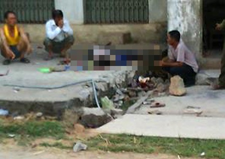 Hai cụ bà ngồi hóng mát bị ô tô đâm chết - 2 Người thân 2 cụ bà bàng hoàng trước vụ tai nạn thương tâm
