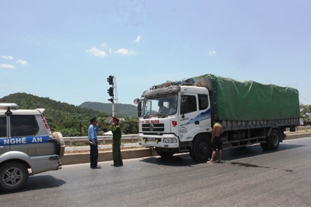 Chiếc xe tải bỏ chạy gần 1,5km qua trạm cân số 15 vào trưa 18/5