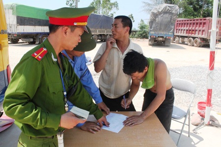  Lái xe ký vào biên bản kiểm tra, xử phạt 