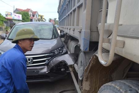 Nhiều thùng bia bị rơi ra bên ngoài vỉa hè sau vụ tai nạn