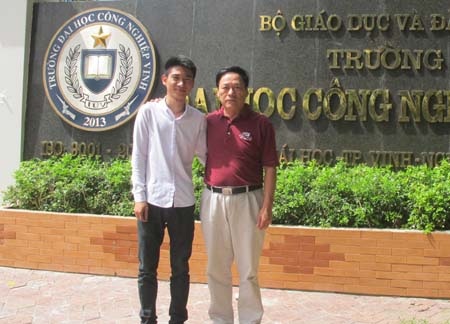 Nam sinh viên Nguyễn Hữu Hà (trái) trả lại gần 20 triệu đồng cho người đánh rơi