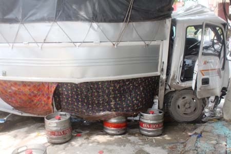 Nhiều thùng bia bị rơi ra bên ngoài vỉa hè sau vụ tai nạn