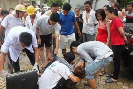 Nam thanh niên bị thương ở chân và choáng sau khi được đưa ra khỏi xe