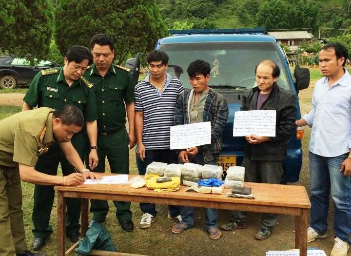 Bắt vụ vận chuyển 20 bánh heroin và 5.000 viên ma túy - 1 BĐBP Nghệ An tiến hành bàn giao đối tượng, tang vật cho công an Lào xử lý