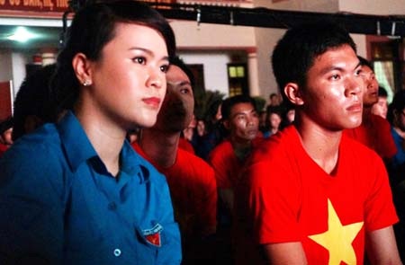 Các bạn trẻ xúc động khi nghe những câu chuyện kể của các cựu chiến binh