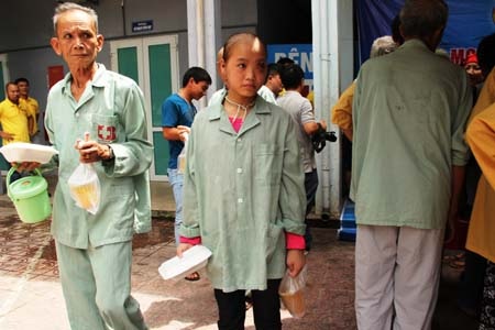 Bữa cơm thiện nguyện ấm bụng bệnh nhân Ung bướu