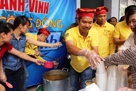 Các tình nguyện viên tất bật chuẩn bị các suất cơm