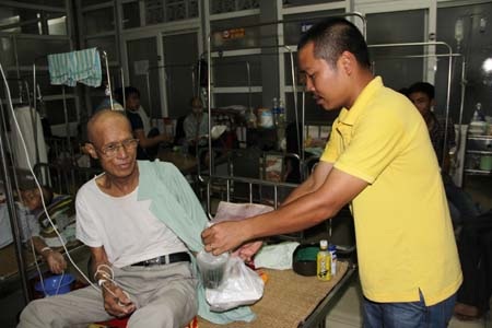 Bữa cơm thiện nguyện ấm bụng bệnh nhân nghèo